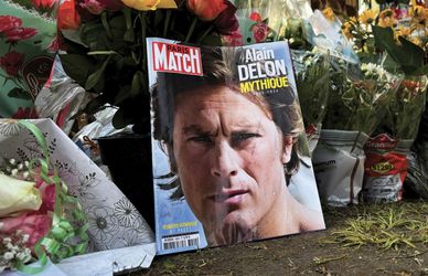 I fan di Alain Delon in arrivo da tutta la Francia per rendergli omaggio, prima dei funerali blindati