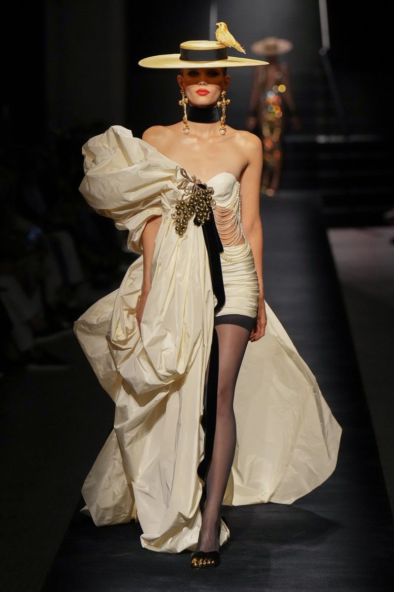 Le foto della collezione Schiaparelli Haute Couture ai22 - immagine 21