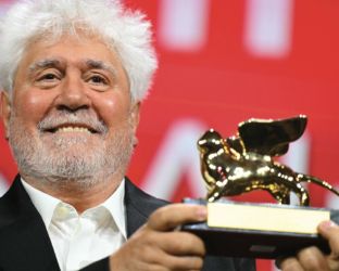 Ad Almodovar il Leone d’Oro del Festival di Venezia 2024: grandissima seconda Maura Delpero con “Vermiglio”