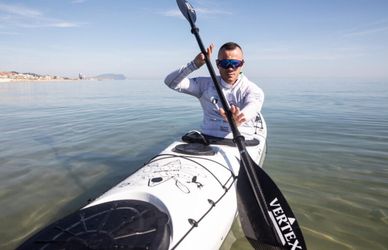 Un record da sogno contro la fibrosi cistica: 24 ore in mare in kayak