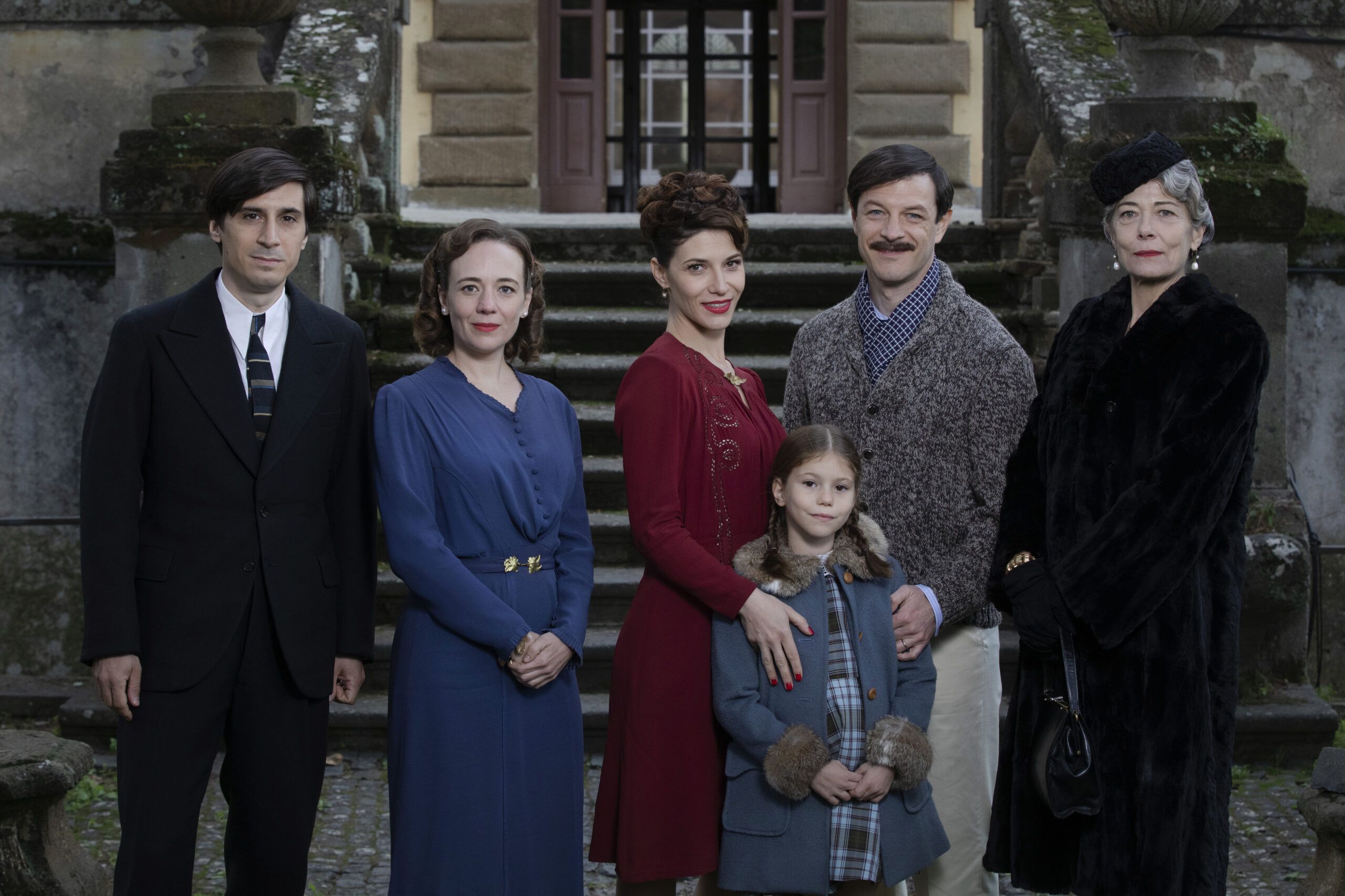 Film La Bambina Con La Valigia Trama La bambina con la valigia, Rai 1: trama, libro, storia vera film|Style