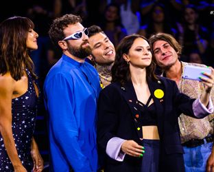 Stasera la finale di X Factor è visibile anche in chiaro: favoriti i Santi Francesi, ma la seconda non è Linda