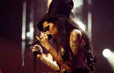 Amy Winehouse, 10 anni fa moriva nel mistero