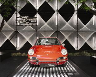 Milano, Porsche debutta alla Design Week. E lancia la nuova Macan elettrica