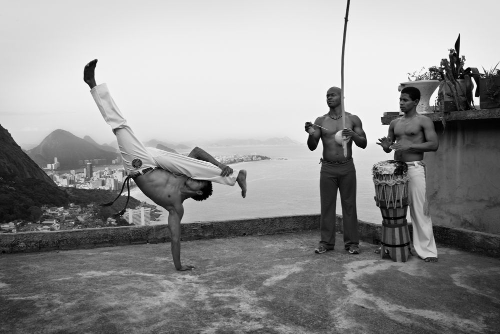 Curve, capoeira e calcio di strada. Il Brasile di Olaf Heine - immagine 5