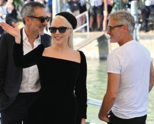 La seconda volta di Lady Gaga al Festival di Venezia: lo sbarco al Lido per “Joker 2”. VIDEO