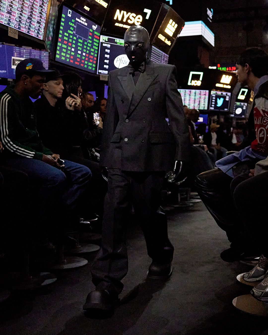 Balenciaga, le foto della controversa sfilata a Wall Street - immagine 4