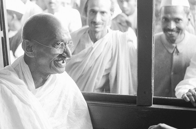 Gandhi moriva 75 anni fa: le frasi indimenticabili per ricordarlo