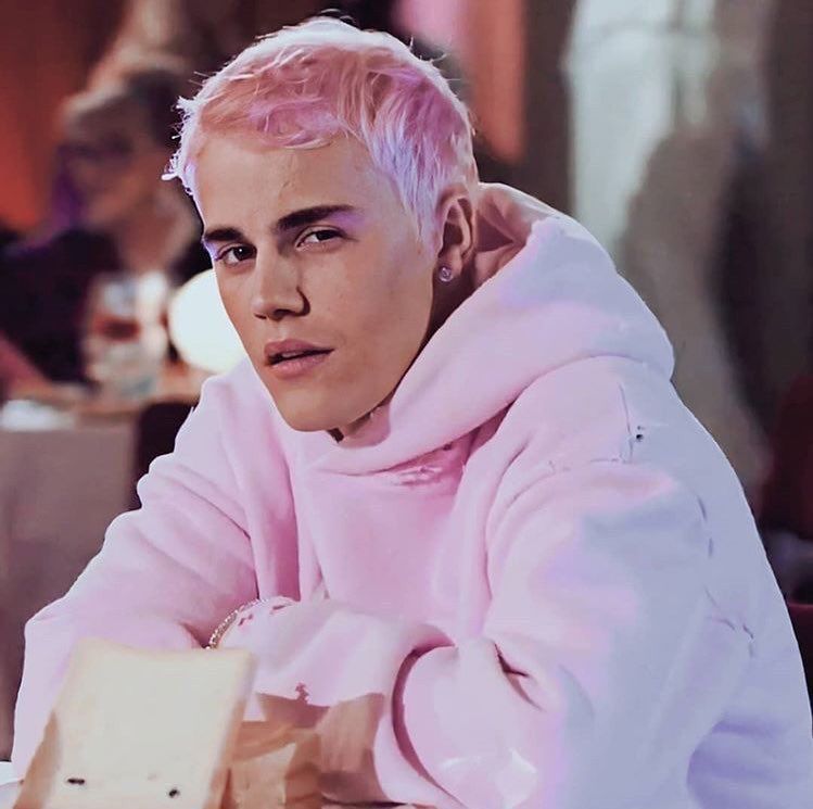 Justin Bieber Ghali Harry Styles vestiti capelli gucci look rosa pink vip foto