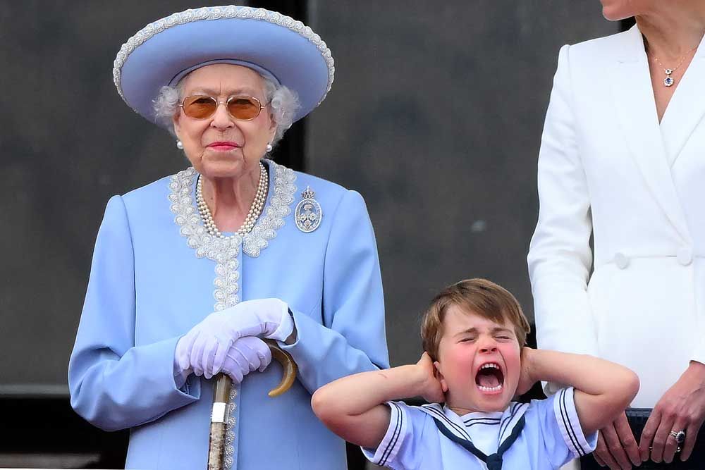 Elisabetta II di nuovo a Buckingham Palace, folle infinite, battaglioni: il Giubileo di Platino parte dal Trooping The Colour - immagine 16