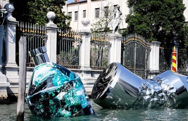 A Venezia il messaggio in bottiglia di due artisti-attivisti