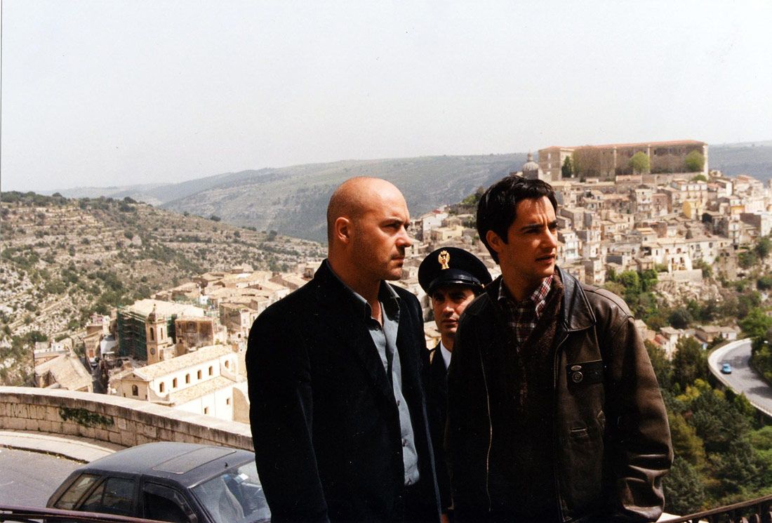 Il 1999 è l’anno del primo episodio con Luca Zingaretti nei panni del commissario Montalbano: Il ladro di merendine