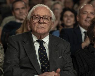 Anthony Hopkins in ‘One Life’: la scena centrale del film sull’eroe inglese dell’Olocausto