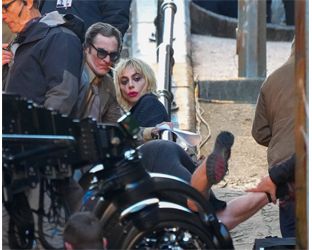 Joker 2, incidente sul set: Joaquin Phoenix e Lady Gaga fanno i supereroi e salvano un tecnico