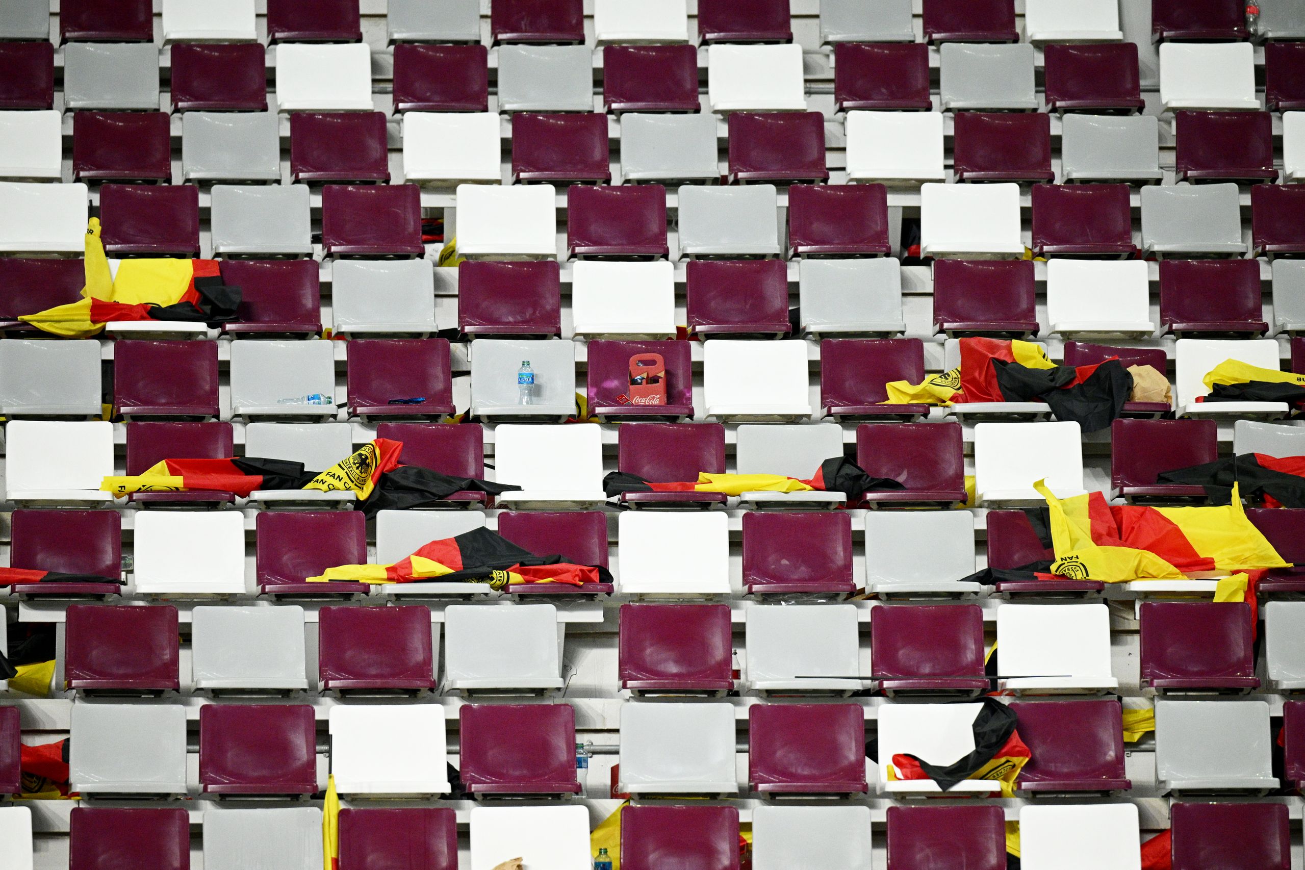 qatar 2022 foto mondiali di calcio tifosi bandiere tedesche abbandonate