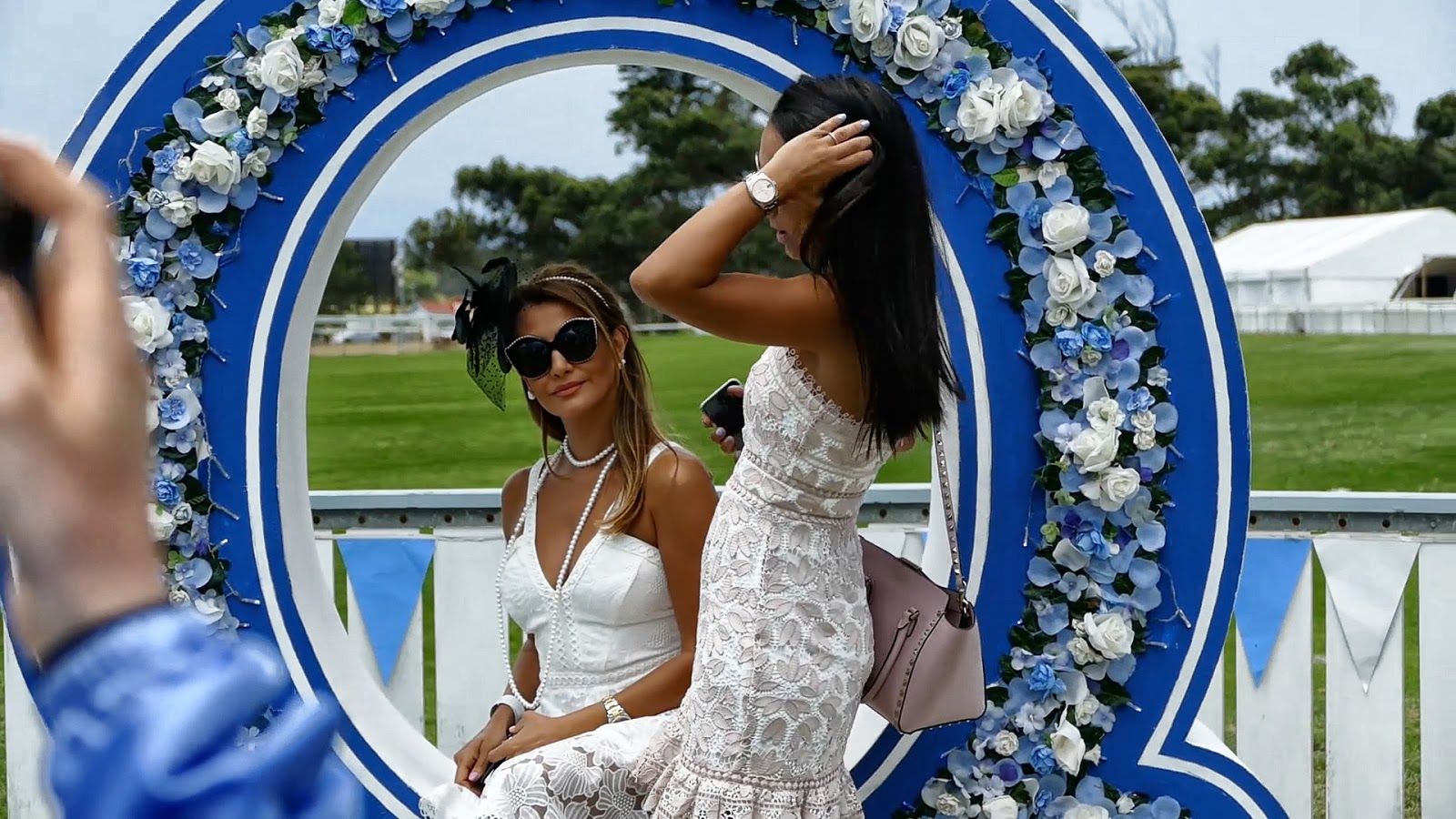 Fifty Shade of blue and white &#8211; L&#8217;Ormarins Queen&#8217;s Plate 2018- immagine 7