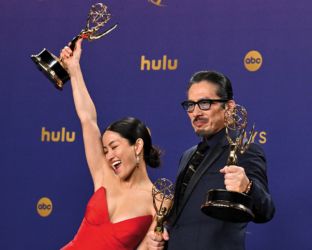 Shogun stravince agli Emmy 2024, Hacks batte il favorito The Bear e Jodie Foster vince per la prima volta