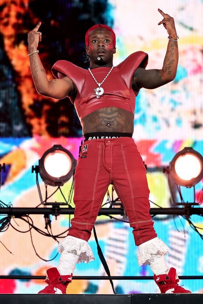 INDIO, CALIFORNIA - APRIL 19: (FOR EDITORIAL USE ONLY) Lil Uzi Vert performs at the Coachella Stage during the 2024 Coachella Valley Music and Arts Festival at Empire Polo Club on April 19, 2024 in Indio, California. (Photo by Theo Wargo/Getty Images for Coachella) I look di Coachella 2024, su e giù dal palco - immagine 6