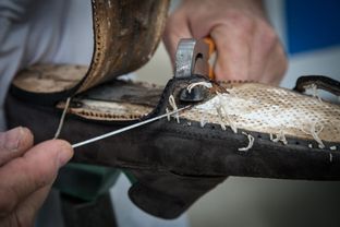 Il restauro della scarpa in tre fasi
