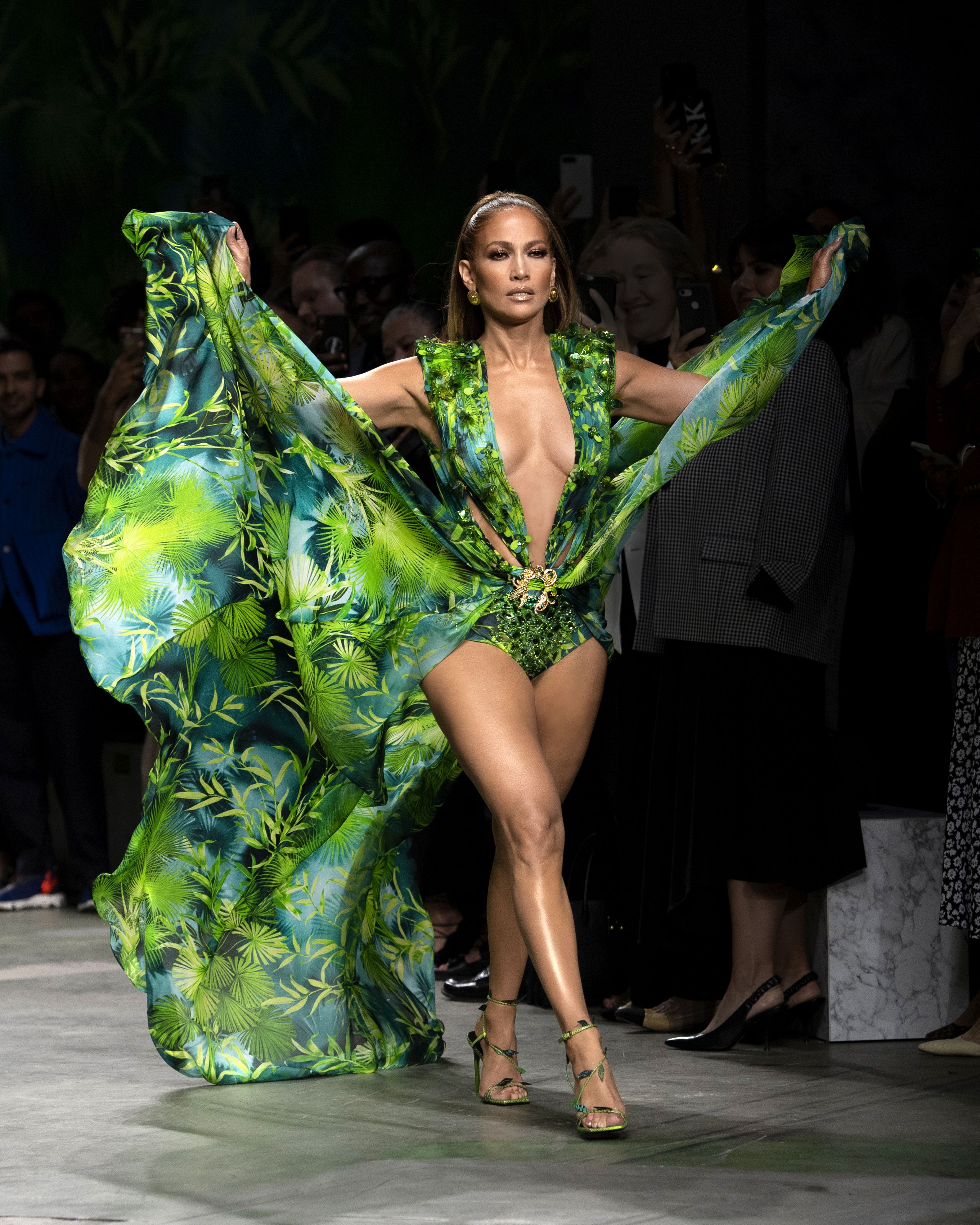 Jennifer Lopez con l’iconico “Jungle Print Dress” al termine della sfilata di Versace p/e 2020.