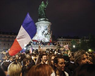 Parigi: la folla in piazza canta ‘La Marsigliese’ e ‘Bella Ciao’ con Mélenchon