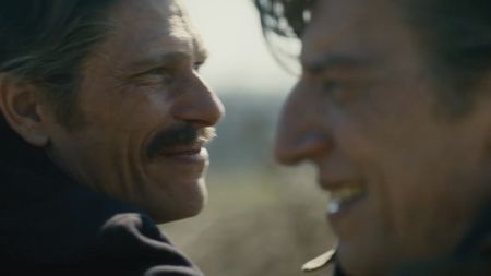 LA SAGA DEI SARTORI È ARRIVATA ALLA SUA CONCLUSIONE. Va in onda domenica 25 gennaio, in prima serata su Rai 1 e in contemporanea streaming su RaiPlay, l'ultima puntata di Prima di noi, la fiction storica diretta da Daniele Luchetti e Valia Santella. Tratta dal romanzo omonimo di Giorgio Fontana (Sellerio, 2020), è iniziata nel 1917, con la diserzione di Maurizio (Andrea Arcangeli) dall'inferno di Caporetto. Generazione dopo generazione, siamo arrivati al 1978. Protagonisti della clip, anticipazione dell'ultima puntata, sono i fratelli Renzo (Matteo Martari) e Gabriele (Maurizio Lastrico). I figli ormai anche loro anziani di Maurizio e Nadia (Linda Caridi).
Cosa contiene quella busta? Cosa vuole tenere nascosto renzo, al fratello? Ci sono verità del passato che è meglio non sapere? Forse anche lui avrebbe preferito non conoscerle...