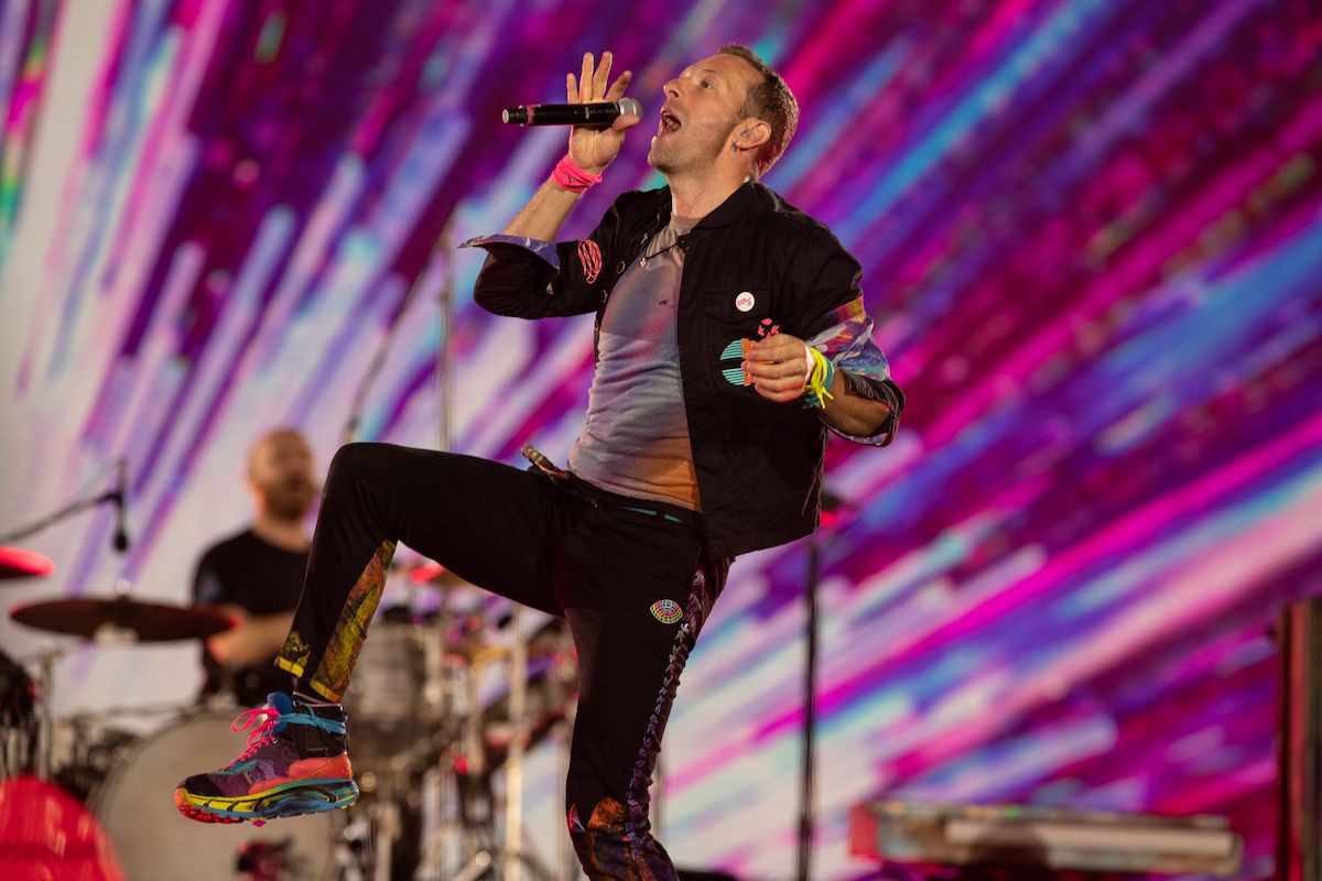 Tra i concerti più attesi in Italia nel 2023 ci sono senza dubbio quelli del Coldplay, finiti sold-out in pochi minuti. Qui, nell'immagine, Chris Martin live il 25 ottobre a Buenos Aires, in Argentina. Credit: Santiago Bluguermann/Getty Images
