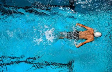 Perché il nuoto fa bene… e non solo in estate? Ce lo spiega il fisioterapista