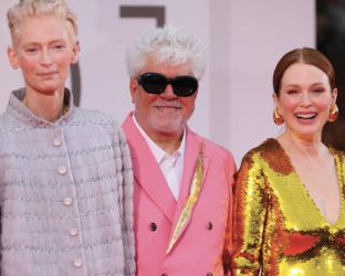 Almodovar o Walter Salles: chi vince a Venezia? Classifiche, pagelle e favoriti per il Leone d’Oro