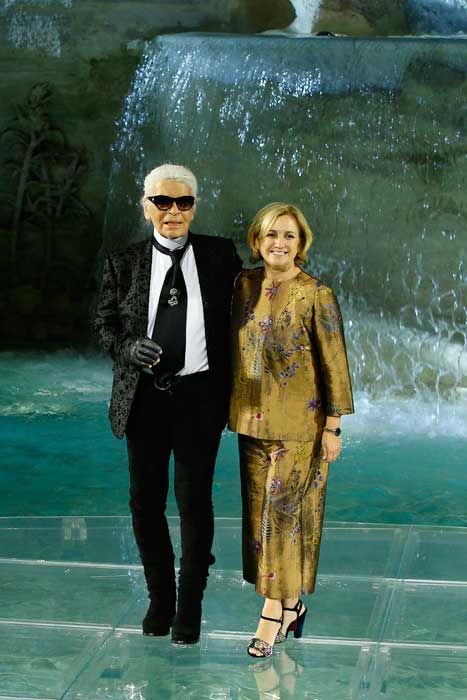 Karl Lagerfeld e Silvia Venturini Fendi alla fine della sfilata di Haute Fourrure alla Fontana di Trevi