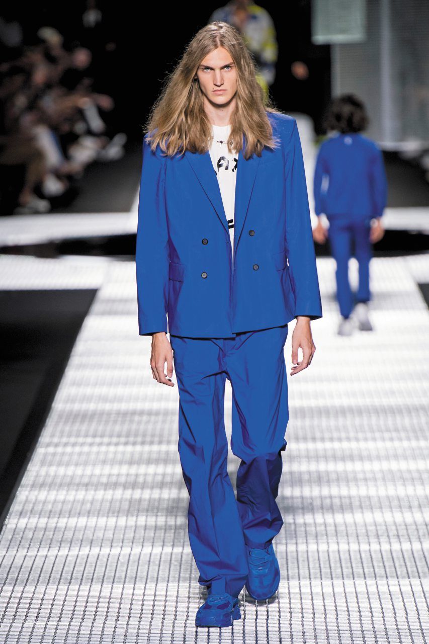moda uomo 2020 colori blu tendenze moda uomo primavera estate 2020 moda uomo colori blu Marcelo Burlon