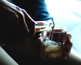 Drunkoressia: quando si rinuncia al cibo per poter bere più alcol (senza ingrassare)