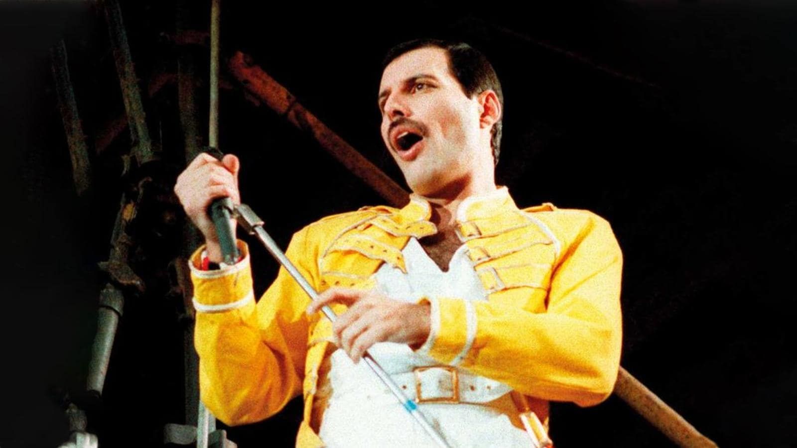 Freddie Mercury, 76 anni del performer barocco dei Queen - immagine 1