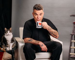“Và che gattone” Robbie Williams! Nuovo jingle da popstar e video bocconcino da guardare su Style
