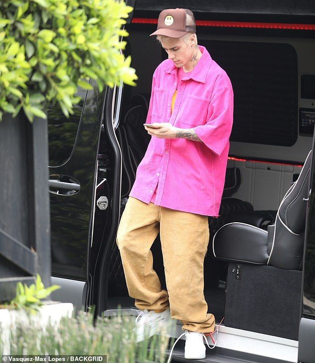 Justin Bieber Ghali Harry Styles vestiti capelli gucci look rosa pink vip foto