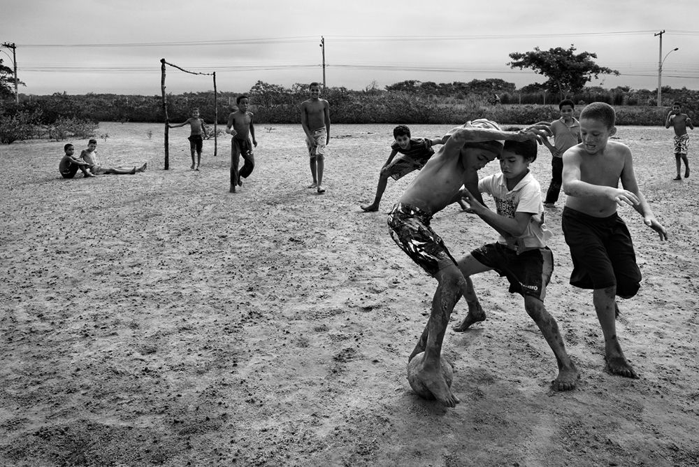 Curve, capoeira e calcio di strada. Il Brasile di Olaf Heine - immagine 3