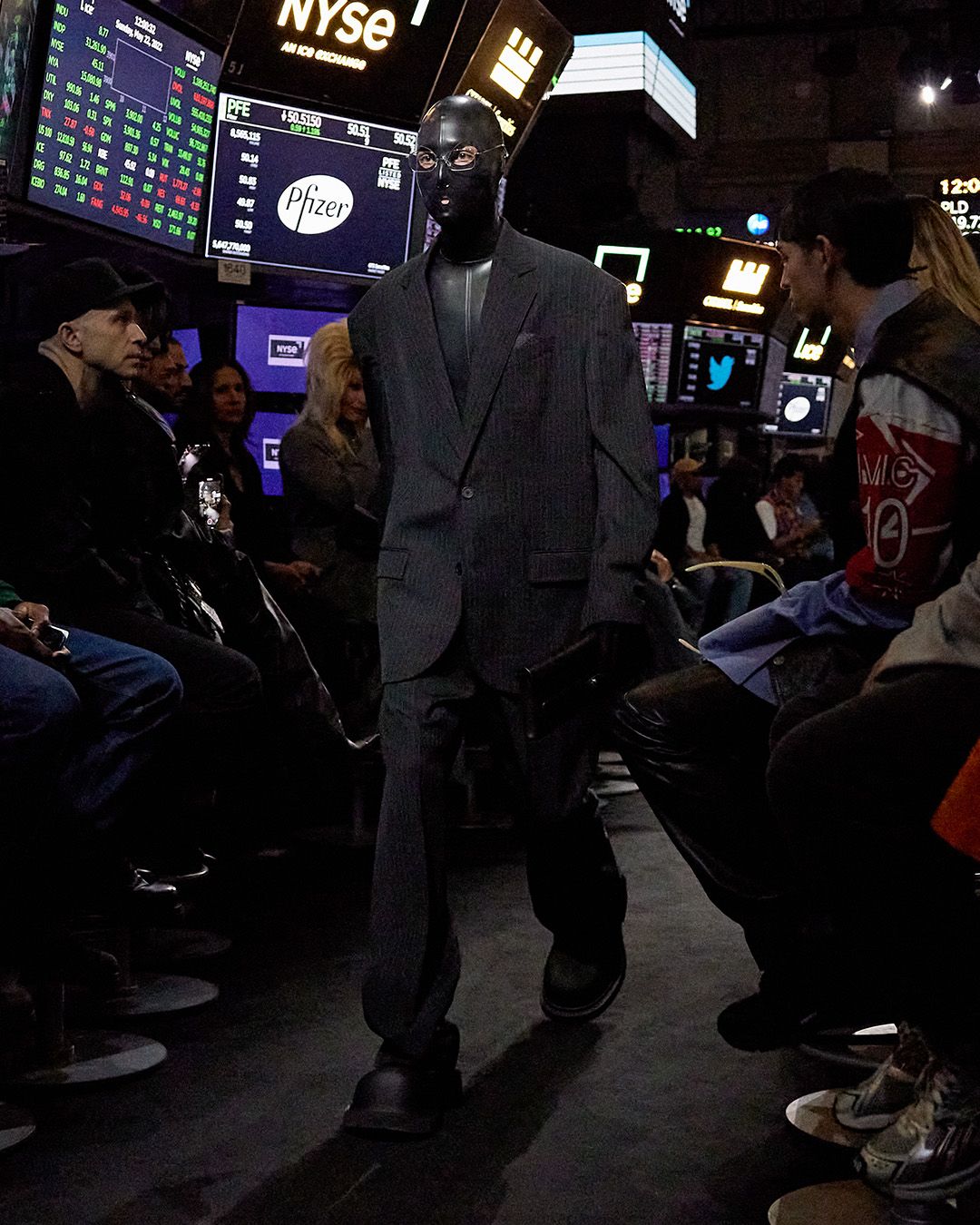 Balenciaga, le foto della controversa sfilata a Wall Street - immagine 18