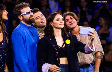 Stasera la finale di X Factor è visibile anche in chiaro: favoriti i Santi Francesi, ma la seconda non è Linda