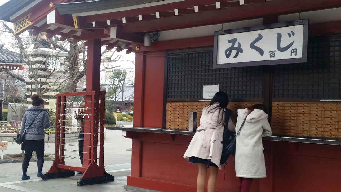 Al tempio di Senso-ji, sfidando la sorte - immagine 2