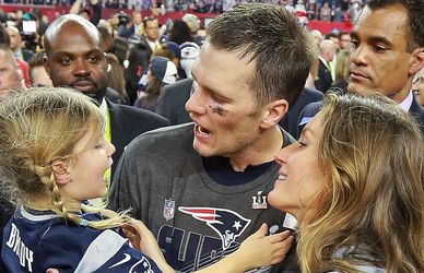 Super Bowl 2019: Tom Brady (al fianco di Gisele) entra nella storia