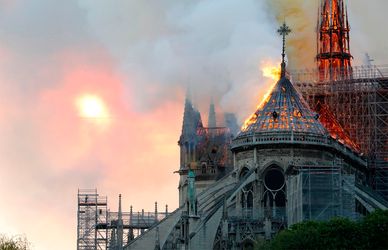 Stasera, in prima visione tv, c’è Notre-Dame in fiamme: l’incendio di Parigi diventa un thriller