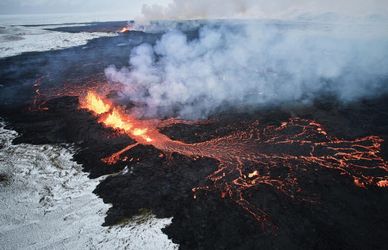Eruzione del vulcano in Islanda: le immagini spettacolari del fiume rosso