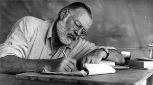 Ernest Hemingway nasceva 120 anni fa. Il suo legame con l’Italia