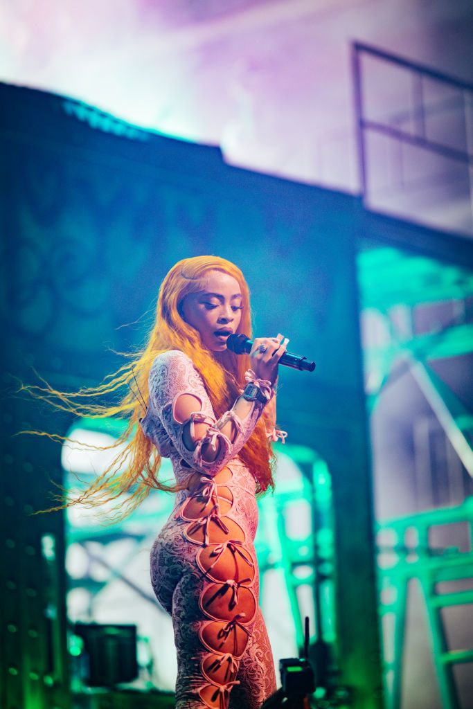 INDIO, CALIFORNIA - APRIL 20: (FOR EDITORIAL USE ONLY) Ice Spice performs at the Sahara Stage at the 2024 Coachella Valley Music And Arts Festival weekend 2 day 2 at Empire Polo Club on April 20, 2024 in Indio, California. (Photo by Matt Winkelmeyer/Getty Images for Coachella) I look di Coachella 2024, su e giù dal palco - immagine 7