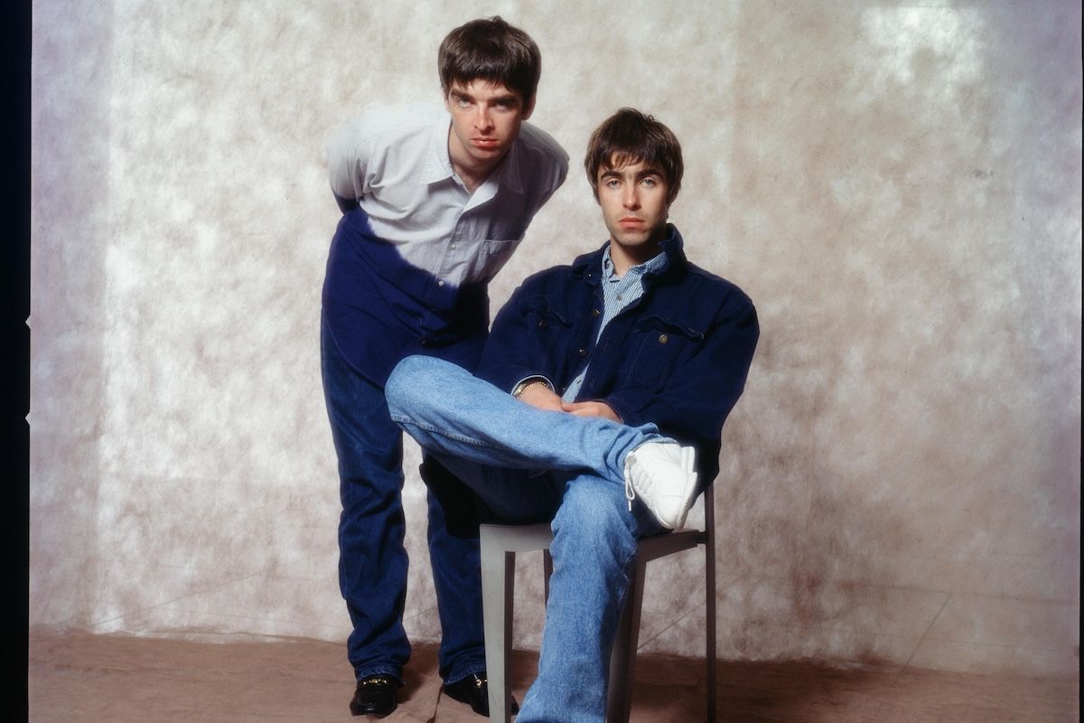 Noel Gallagher e Liam Gallagher degli Oasis, durante uno shooting in un hotel di Tokyo, nel settembre del 1994. Credit: Koh Hasebe/Shinko Music/Getty Images