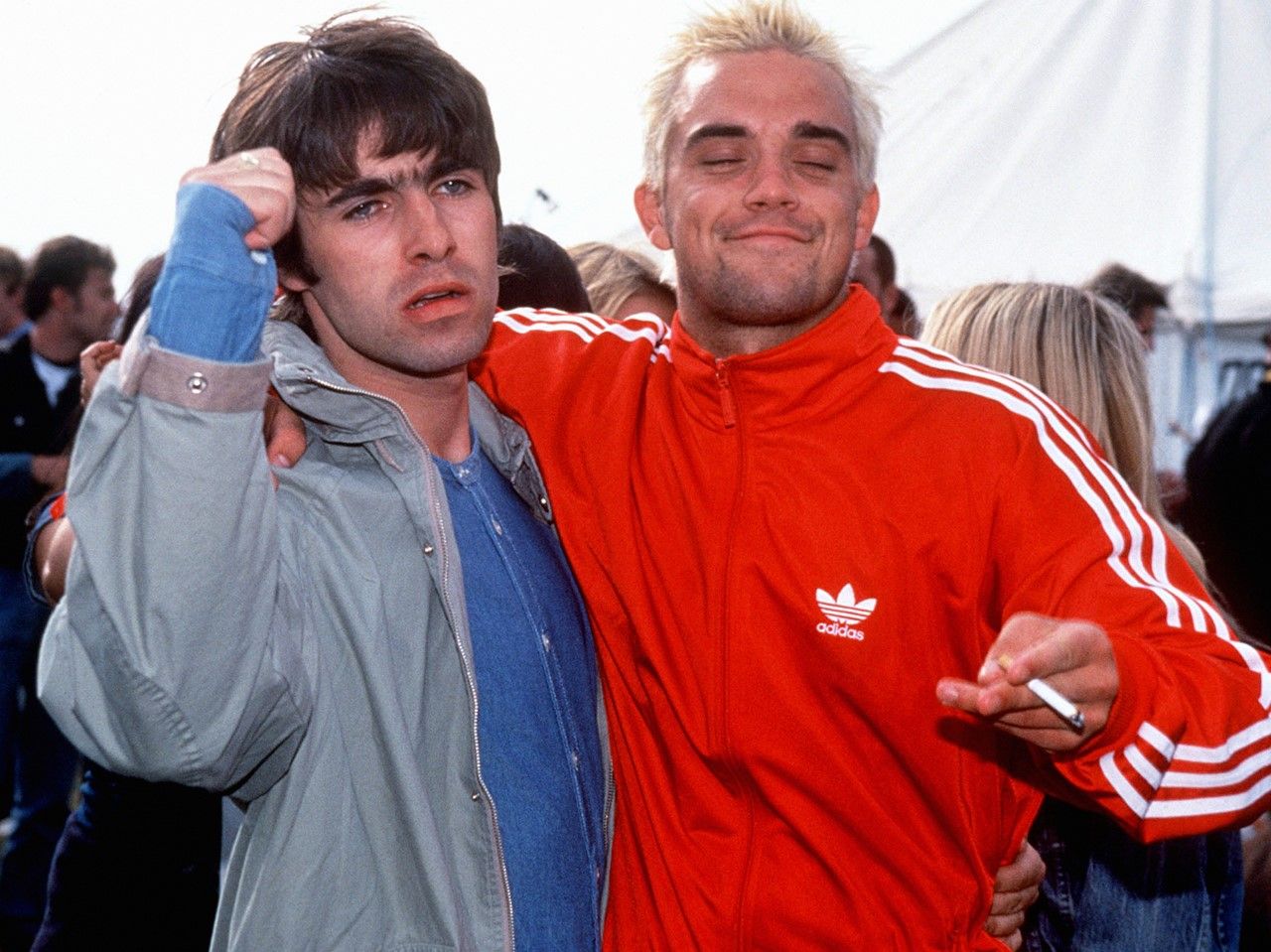 Robbie Williams, 50 anni tra look fashion e sorrisi beffardi - immagine 3