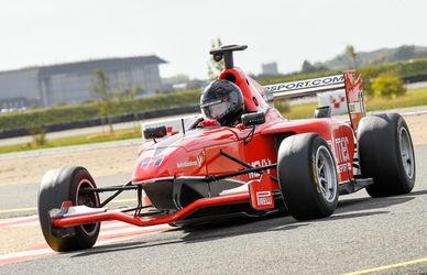 A tutta velocità: la prova in pista di una Formula 3000