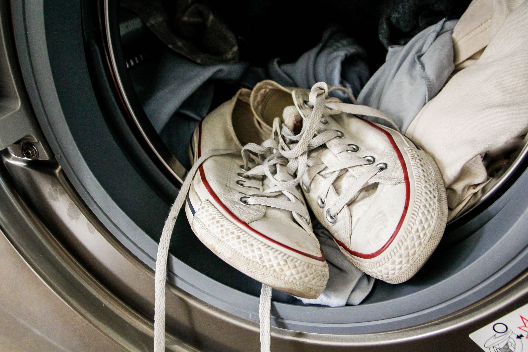 come lavare le scarpe in lavatrice scarpe bianche