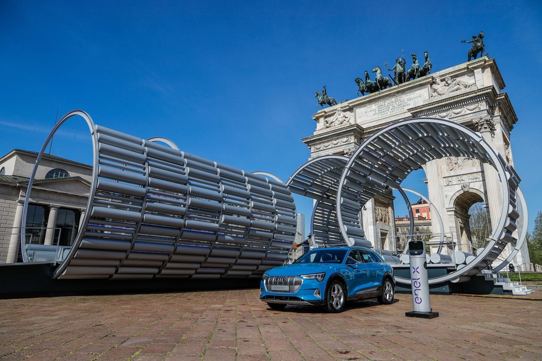 L’installazione di Audi e_Domesticity, che rappresenta una futura stazione di ricarica per auto elettriche, davanti all’Arco della Pace, a Milano, in occasione della Design WEEK 2019.