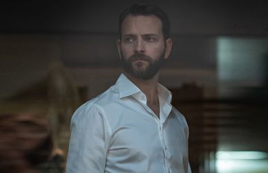 Diavoli: Alessandro Borghi, Patrick Dempsey e quella camicia bianca